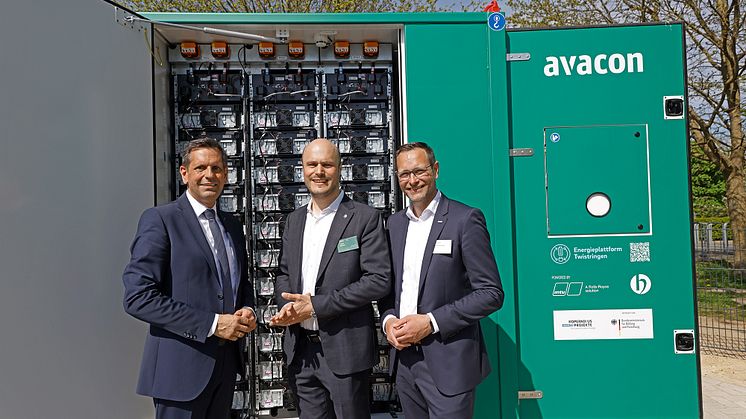 v.l.: Olaf Lies (SPD), Wirtschaftsminister Niedersachen, Lukas Koehler, Managing Director Rolls-Royce Power Systems, Rainer Schmittdiel, Technikvorstand Avacon