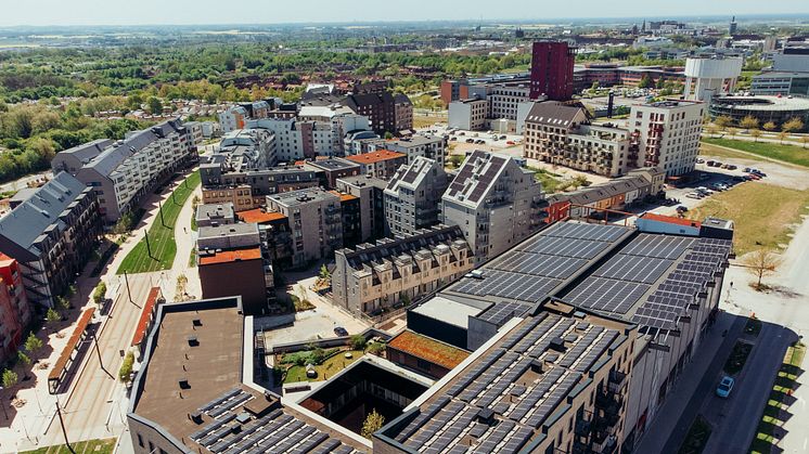 LKF:s huvudkontor och LKP:s parkeringshus Aurora på Brunnshög har ett stort antal solpaneler på taket. Nu ska el delas mellan fastigheterna genom projektet EnergyNet.