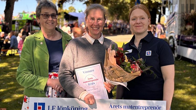 På bilden från vänster, landshövdingen Brittis Benzler, Hanna Lupiner från Lupiners gård och Emelie Ramsö från Länsförsäkringar. 