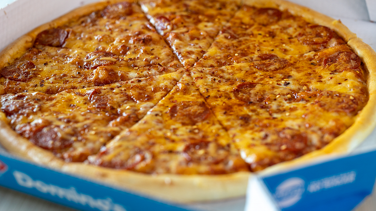 Årets Tons of Rock-pizza består av mozzarella, pepperoni, cheddar og chiliflakes