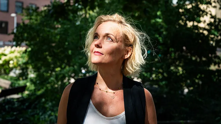 Skådespelaren Mari Götesdotter utomhus i grönska