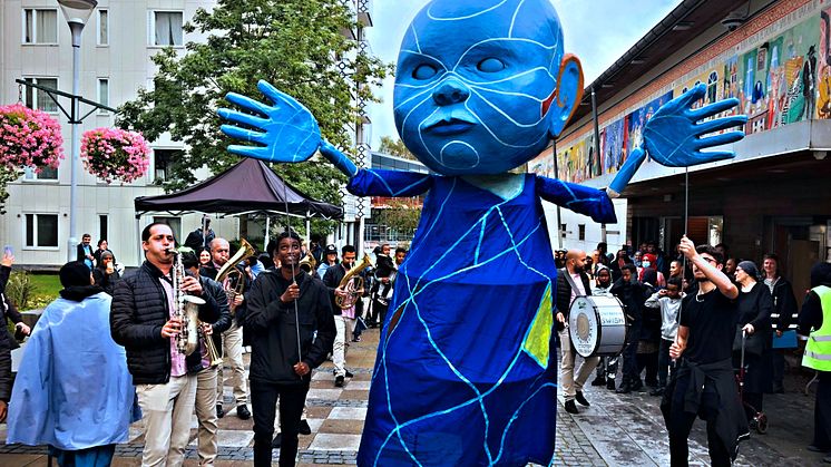 En 2,5 meter hög figur leder Figurparaden på Tellusfestivalen. Foto: Kalle Skatt.