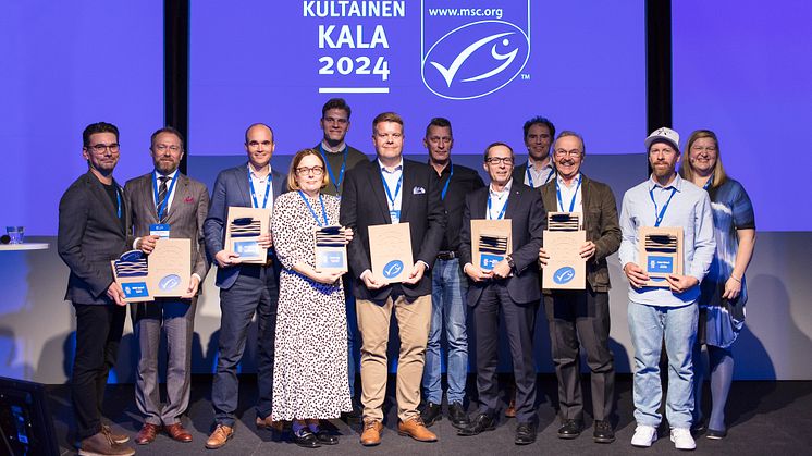 MSC:n Johanna Vepsä ja Camiel Derichs yhdessä Kultainen Kala 2024-palkinnon voittajien kanssa.