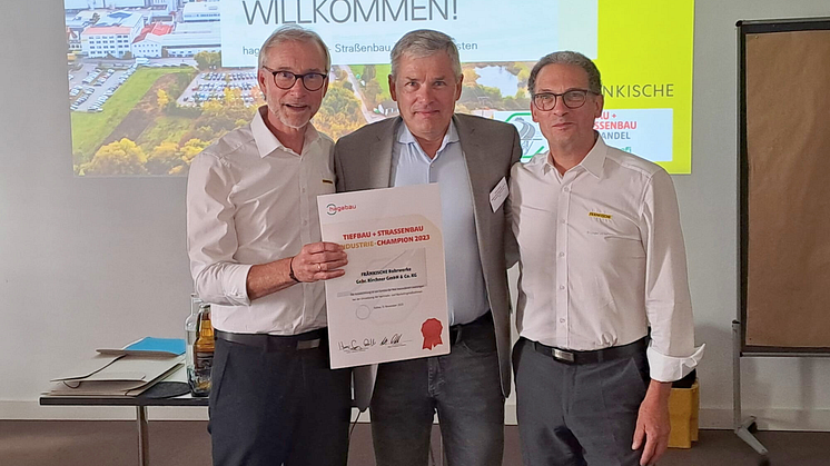 Preisträger Michael Fries (re.), Leiter Vertrieb Deutschland, und Roman von Urbanowicz (li.), Bereichsleiter Drainage Systeme, FRÄNKISCHE Rohrwerke Gebr. Kirchner GmbH & Co. KG mit Achim Grete, Leiter Spezialisierungssystem TIEFBAU + STRASSENBAU