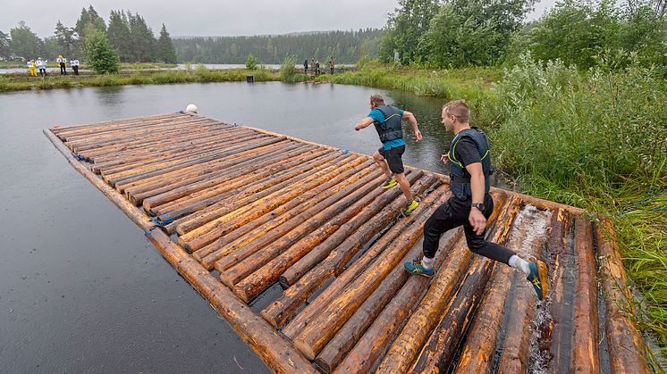 BOMSPRINGING: Løping på tømmerstokker er en selvskreven, men svært krevende VM-øvelse. Ivar Busterud Bjørnstad sikret vinnerlaget et forsprang allerede under denne øvelsen, selv om også motstander Martin Storberget imponerte publikum med springingen.