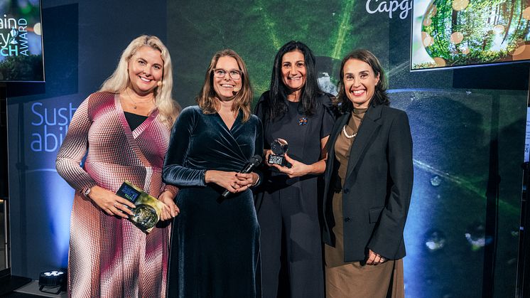 Caterina Camerani, VP Sustainability och Susanne Larsson, Group CFO, EVP IT, Digital Enablement, GBS, Indirect Procurement på Mölnlycke tar emot hållbarhetspris på Nobelprismuseet i Stockholm.