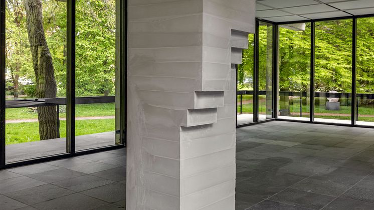 Konstnären och arkitekten Petra Gipp har utifrån sin pappas flykt från DDR skapat en utställning i Landskrona konsthall . Foto: Mathias Johansson.