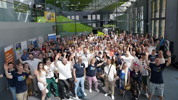 Gruppenbild vor dem Audimax der TH Wildau