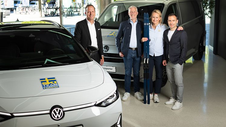 Från vänster: Sten Forberg (chef för Volkswagen personbilar), Lars Öberg (Längdchef Svenska Skidförbundet), Malin Westhed (Marknadschef, Svenska Skidförbundet, längd), Markus Ostermaier (chef för Volkswagen Transportbilar). Foto: Volkswagen
