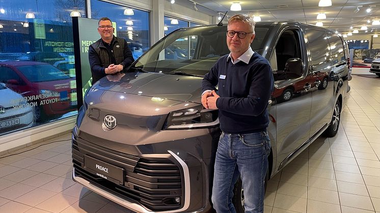 Toyota Proace: Salgssjef Tor Anders Johansen (t.v) og bilselger Rune Johansen. Foto: Nordvik AS.