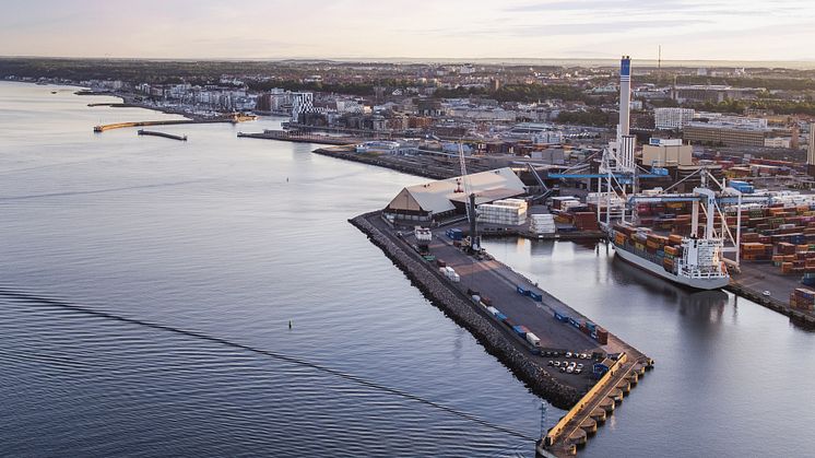 Containervolymen ökade med 6 procent i Helsingborgs Hamn under 2024 men det råder fortsatt global osäkerhet.