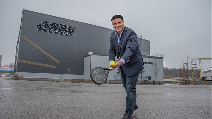 Andie Lahdo står utanför den tidigare padelhall som idag är hub för ABS Wheels 