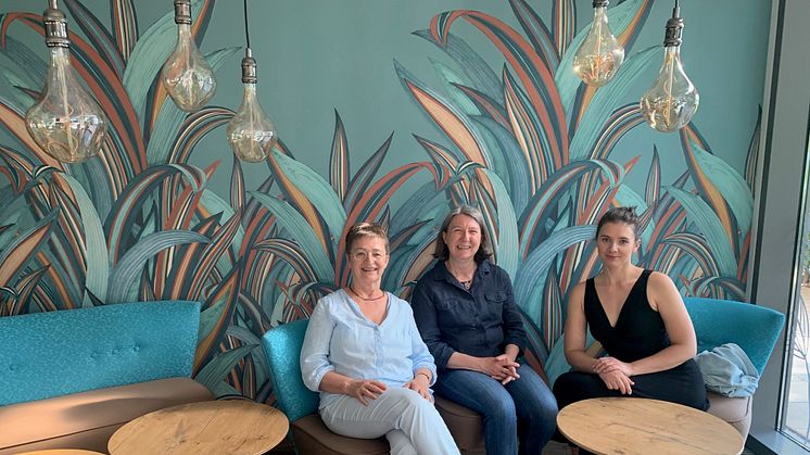 Pfarrerin Annette Hestermann (von links), Eva Riedinger (Leitung Wirtschaft und Versorgung) und Sängerin Judika Tschammer im Café Vielfalt. (Foto: Hephata-Archiv)