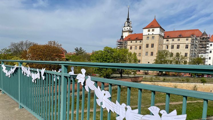 Elbe Day in Torgau: Friedenstauben an der Elbbrücke - Foto: Stadtverwaltung Torgau 