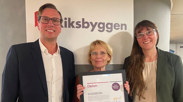 Brf Karlskronahus 11, vinnaren i Årets Hållbarhetsförening 2024. Från vänster: Daniel Toftskär försäljningschef på Riksbyggens fastighetsförvaltning, Malin Wilén, ordförande i Brf Karlskronahus 11  och Johanna Bjurskog, hållbarhetschef på Riksbyggen