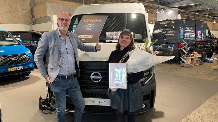 Nissan Interstar kåret som Årets Varebil i Danmark 2025. Stolte modtagere af prisen - tv. Flådechef hos Nissan Danmark Bent Lund og Pressechef Ann Strøby