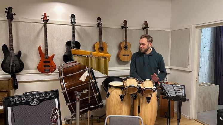 Tomas Hulenvik började leda vuxenkören på KulturVerkstan för två år sedan och är idag musikalisk ledare. 