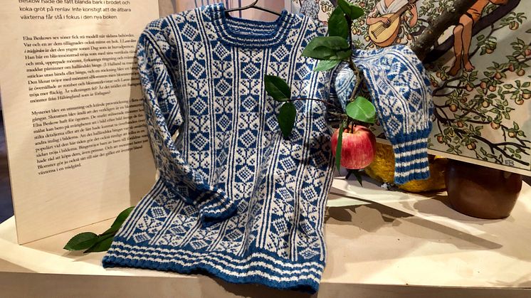 Plagg vi känner igen från böcker och livsöden står i centrum när Landskrona museum visar utställningen Kulturkoftor och sagotröjor. Foto: Olle Norling/Upplandsmuseet.