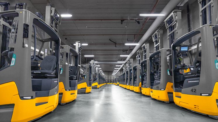 Jungheinrich skjutstativtruckar med litiumjonteknik står uppradade på Normal A/S lager i Danmark.