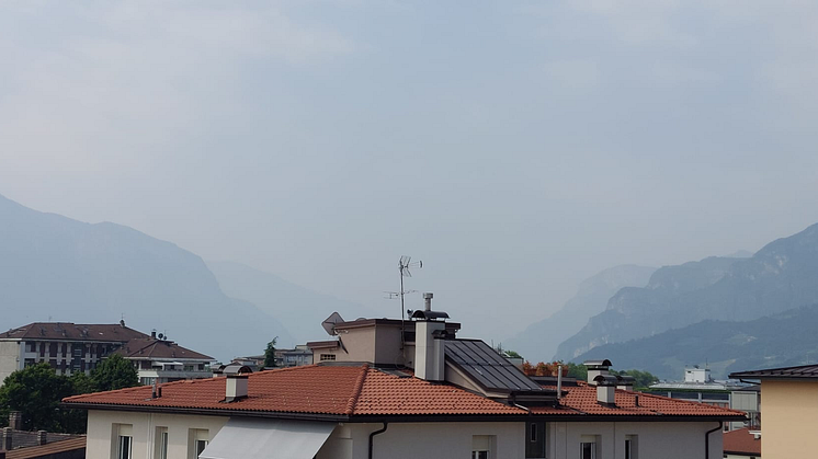 Utsikt mot fjellene fra Trento, Italia. Røyken er synlig i luften. Foto: Massimo Cassiani, NILU