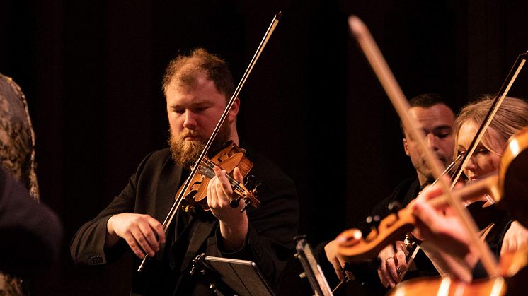 Colin Scobie tillsammans med Camerata Nordica