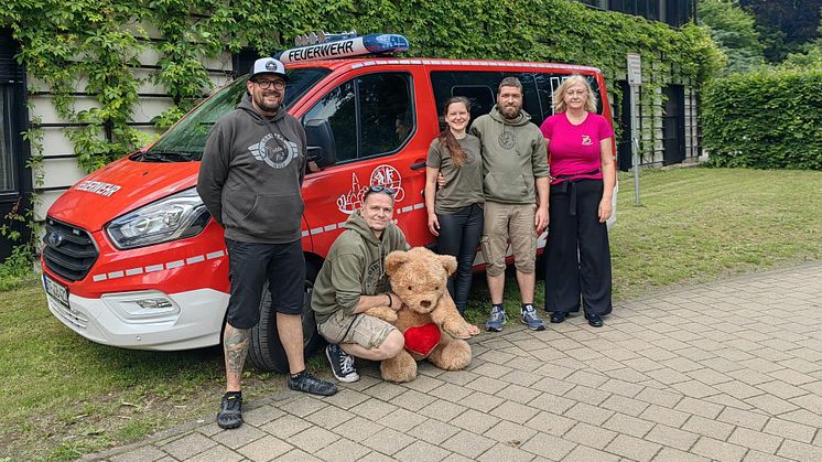 Spendenübergabe vor dem Kinderhospit Bärenherz in Markkleeberg