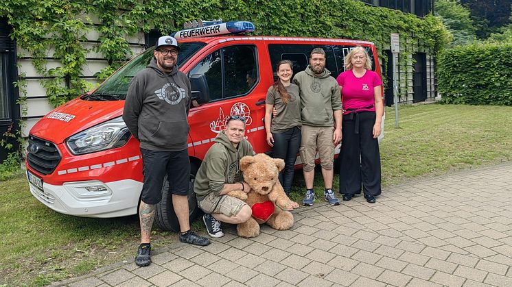 Spendenübergabe vor dem Kinderhospit Bärenherz in Markkleeberg