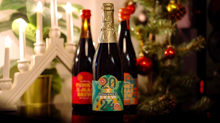 X-Brew 2024 följer upp traditionen med en mäktig Imperial Black IPA på 750 ml flaska. 