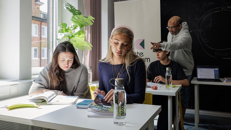Ungdomar som får hjälp med matten i en av Mattecentrums räknestugor 