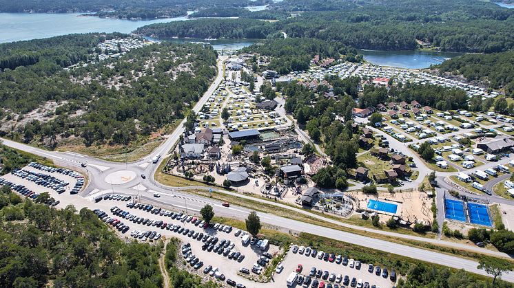 Flygbild över nöjesparken Daftöland och Daftö Resort med Kosterhavet i bakgrunden. 