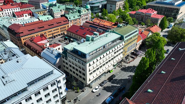 Återbruk, gröna hyresavtal och inflyttningsklara fullservicekontor har varit fokus för utvecklingen av Wallenstams fastighet på Kaserntorget 6. En medveten satsning som på kort tid har resulterat i fyra kontorsuthyrningar.