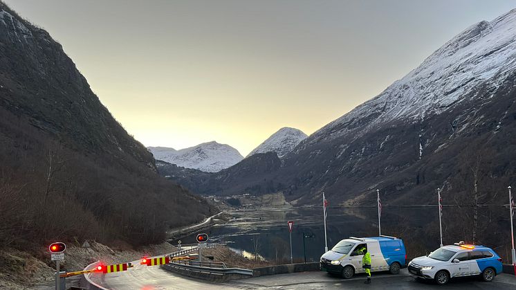 Bom og lyssignal stenger veien ved snøskred. (Foto: Kristian Bjørdal)