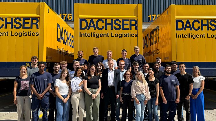 Die neuen Auszubildenden im Dachser Logistikzentrum Karlsruhe mit Niederlassungsleiter Bernd Großmann (vordere Reihe Mitte) und den Ausbildungsverantwortlichen Katrin Güttler-Schemel (links außen) und Viola Riegger (rechts außen). 