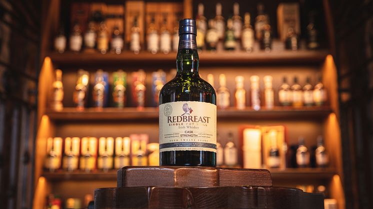 Redbreast Cask Strength bar moodshot