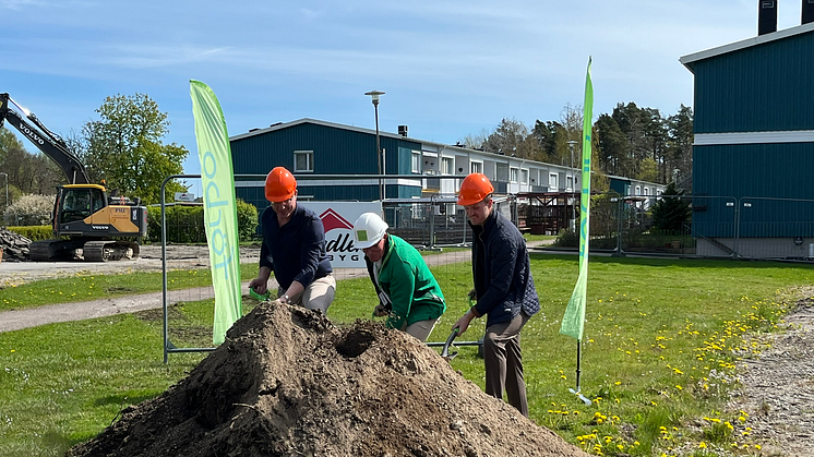 Från vänster: Carl-Johan Augustsson, projektledare på Rydlers bygg, Peter Granstedt, vd på Förbo, Viktor Lundblad, kommunstyrelsens ordförande i Lerum