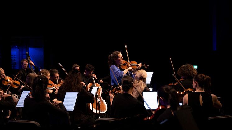 Malin Broman tillsammans med Camerata Nordica.