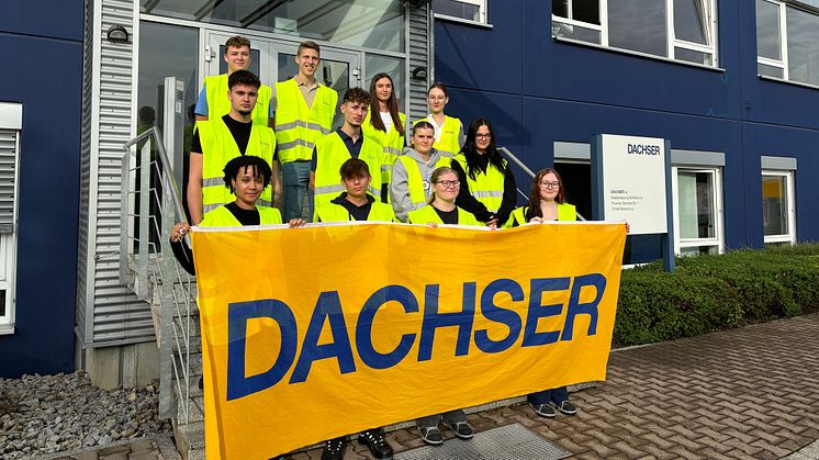 Die neuen Auszubildenden bei Dachser in Rottenburg ) mit Gruppenleiterin HR Yvonne Scharf und Ausbildungsleitung Alexandra Schöttle (oben von rechts nach links)