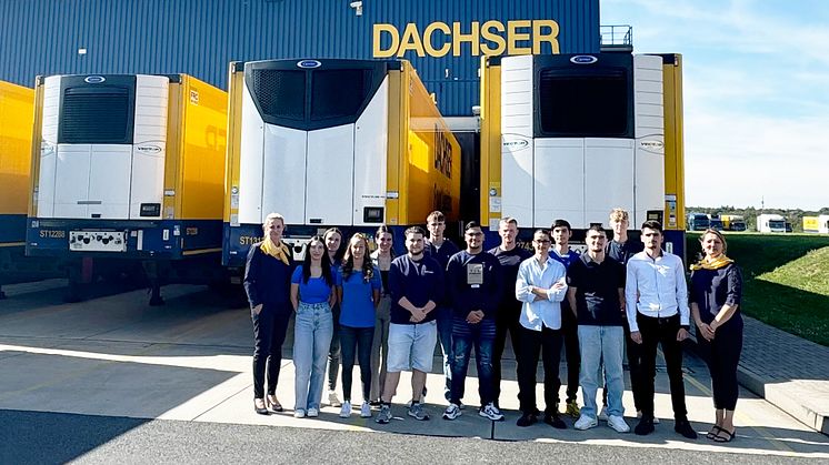 Die neuen Auszubildenden im Dachser Logistikzentrum Rhein-Main in Erlensee mit Personalleiterin Miriam Hermle (außen links) und HR-Mitarbeiterin Renate Palomo dos Santos (außen rechts)