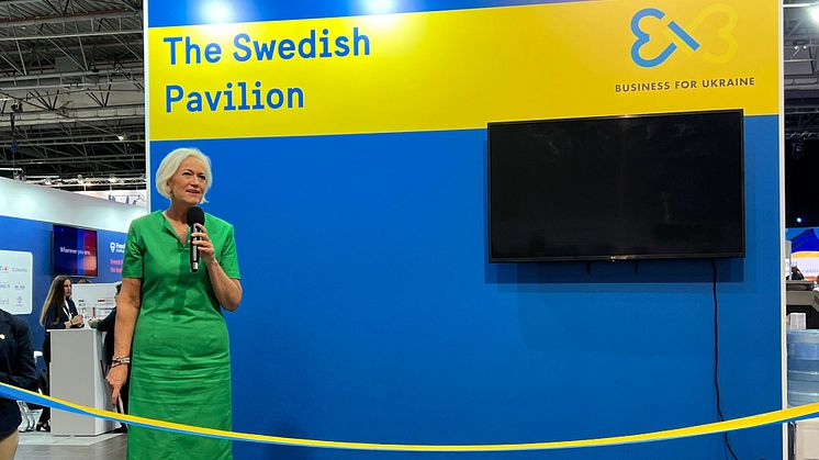 Sveriges sjukvårdsminister Acko Ankarberg Johansson inviger den svenska paviljongen.