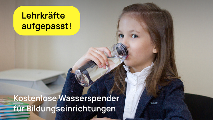 Mädchen Trinkt Wasser