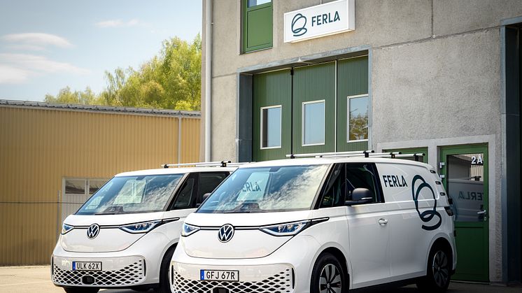 Ferlas eldrivna servicebilar framför nya servicelokalen i Nacka