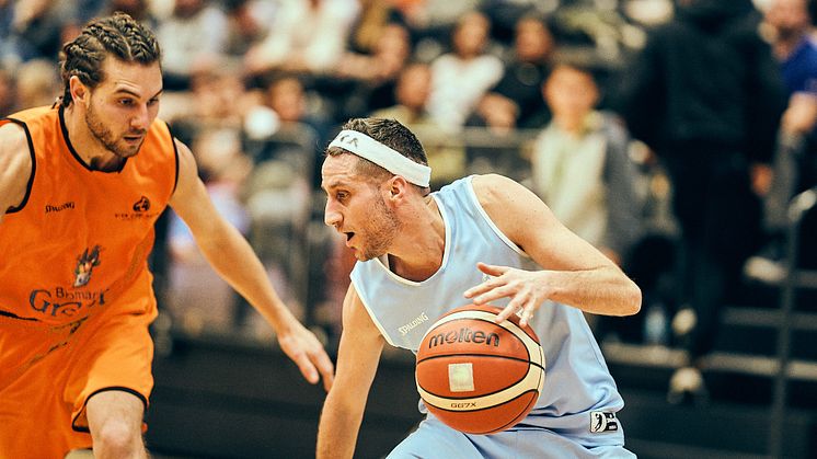 Milky Chance-Mitglied Philipp Dausch verteidigt Viva con Agua Co-Founder Micha Fritz bei der letzten Ausgabe von "Dunk 4 Water and Soul". Credits: Stefan Groenveld für Viva con Agua