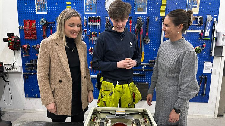 Sporveiens signalmontørlærling, Herman Osvold Askheim forklarer  byråd for miljø og samferdsel Marit Vea (V) og byråd for utdanning Julie Remen Midtgarden (H) om signalsystemet og demonstrerte hvordan en drivmaskin fungerer mekanisk.