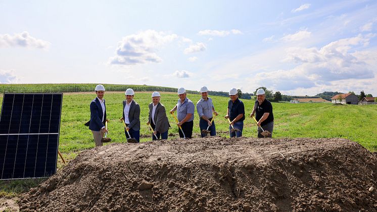 Startschuss für 17 Megawatt Sonnenenergie: Gemeinsam mit Gemeindevertretern und Flächenbesitzern feierte das Bayernwerk den Spatenstich für drei neue PV-Parks bei Ruhstorf a.d. Rott.