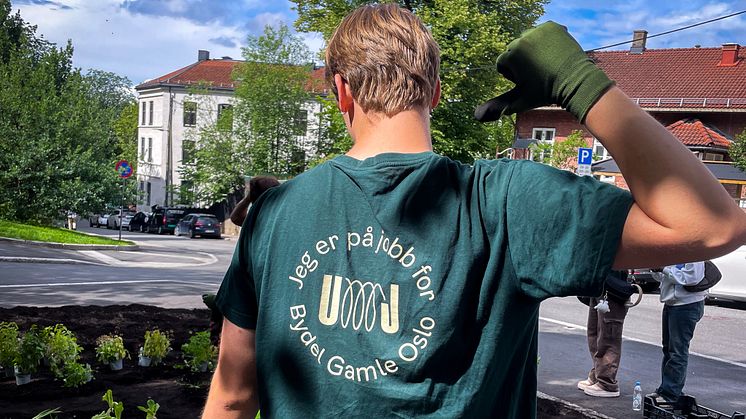 Jeg er på jobb for Bydel Gamle Oslo sier t-skjortene som ungdommene bruker på jobb. Foto: Bydel Gamle Oslo