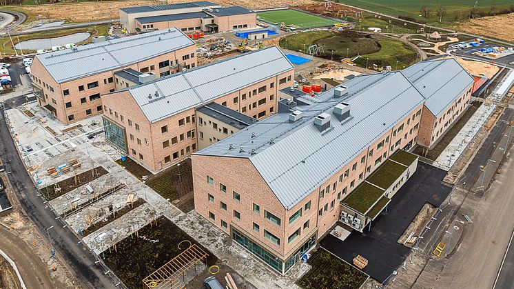 Tröingeskolan och tillhörande idrottshall under byggnation. 