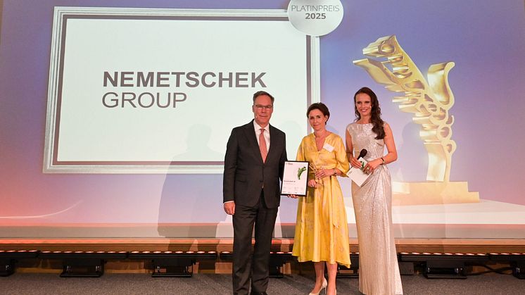 Iris Helke (center), member of the Supervisory Board of the Nemetschek Group, accepts the Best Managed Companies award.