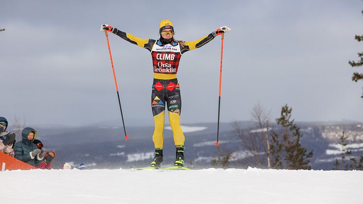 Vinnaren Emilie Fleten vid målgången på högsta punkten vid toppstugan. 