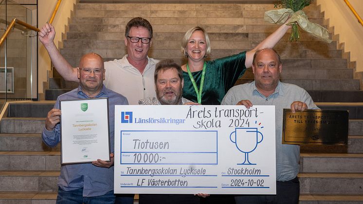 Rolf Karlsson, Camilla Persson, Bo Larsson, Örjan Eriksson och Anders Almebäck Edlund är glada mottagare av diplom och prischeck. Foto: Liza Simonsson.