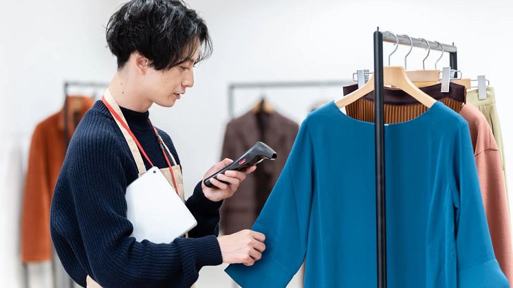 Man använder en RFID-läsare i en butik